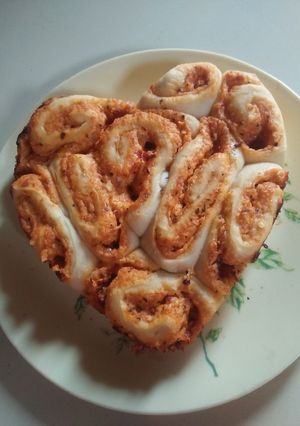 A picture of Cheesy paneer pizza pull apart bread.