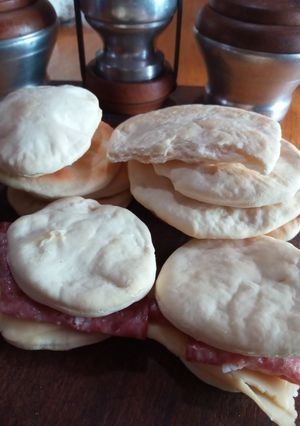 Una foto de Pancitos sin levadura para sándwich