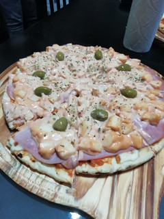 Una foto de Pizza de palmito y salsa golf