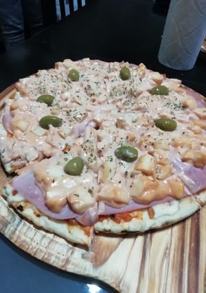 Una foto de Pizza de palmito y salsa golf