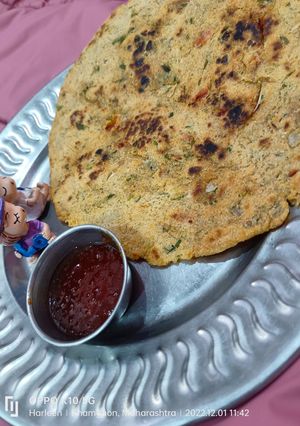 A picture of Jowar Roti (in Sindhi Doda).