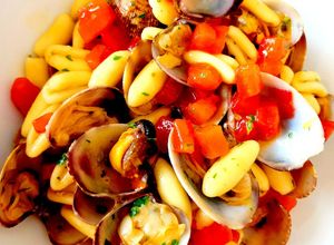Foto di Cavatelli con cozze, vongole e pomodorini croccanti