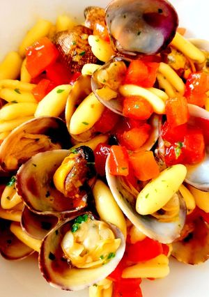 Foto di Cavatelli con cozze, vongole e pomodorini croccanti