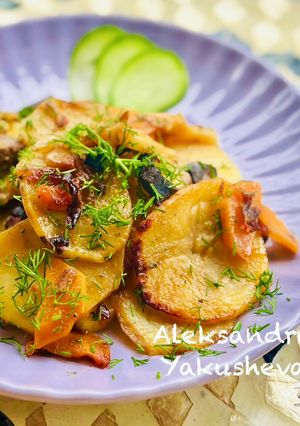 A picture of Potatoes with mushrooms in a baking sleeve.