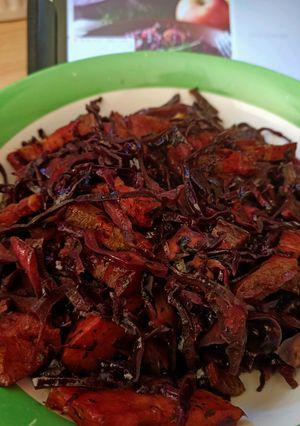 Une photo de Chou rouge aux lardons pommes et curry au Cook Expert et sa cocotte.