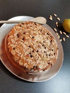 Foto di Torta con crosta di mandorle e gocce di cioccolato