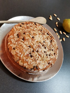 Foto di Torta con crosta di mandorle e gocce di cioccolato