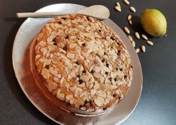 Torta con crosta di mandorle e gocce di cioccolato