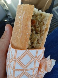 Una foto de Bocata revuelto de sobras de calamar relleno
