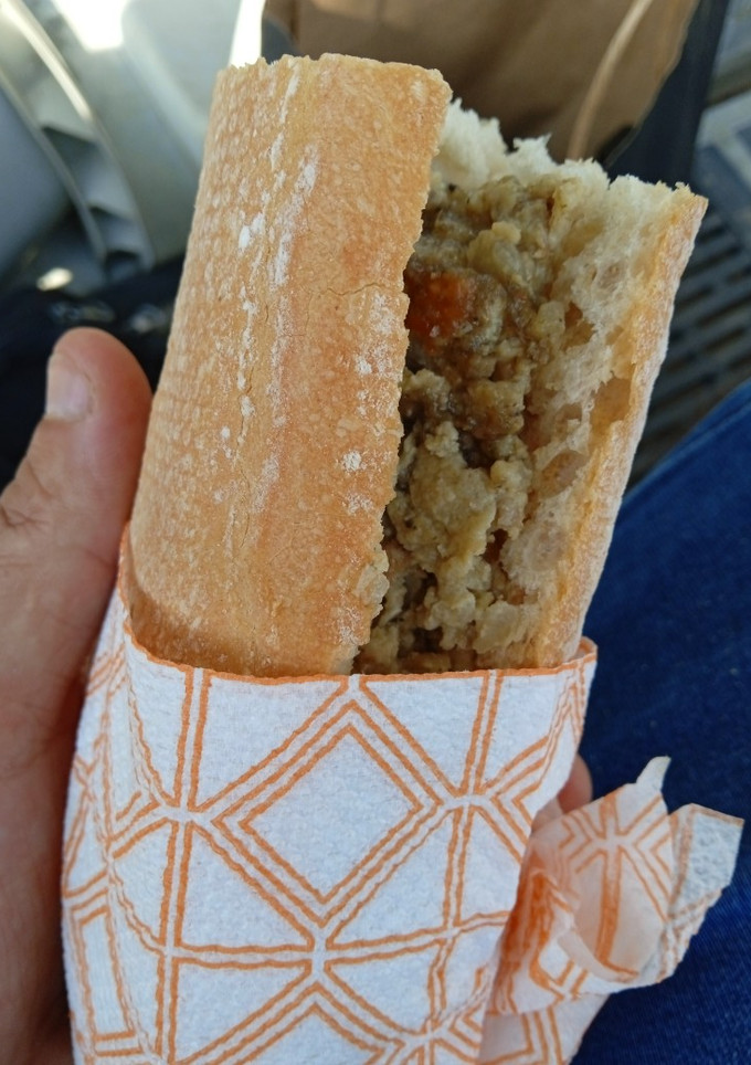 Una foto de Bocata revuelto de sobras de calamar relleno