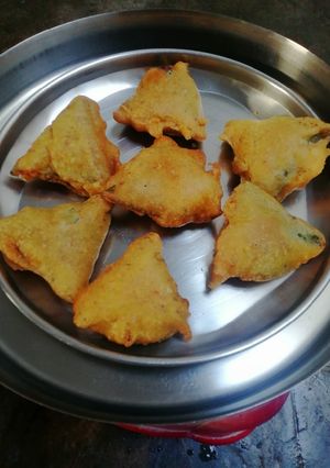 A picture of Betel leaves bajji.