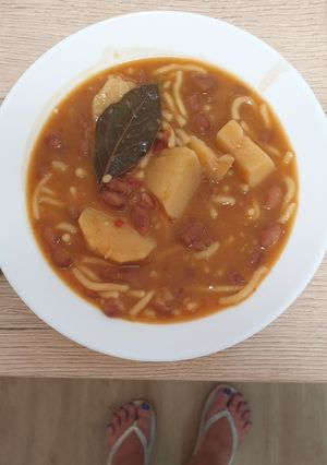 Una foto de Judías, papas y fideos