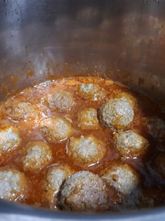 Una foto de Albóndigas de ternera y brócoli en salsa de tomate (Instant Pot)