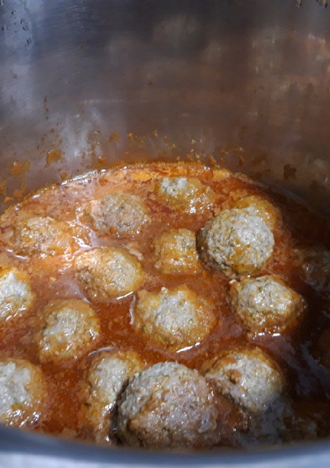 Una foto de Albóndigas de ternera y brócoli en salsa de tomate (Instant Pot)
