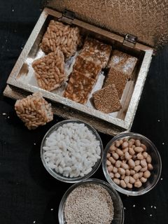 મિક્ષ ચીક્કી (Mix Chikki Recipe in Gujarati) રેસીપી મુખ્ય ફોટો