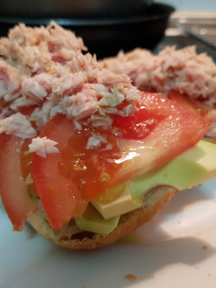 Una foto de Tosta de atún con tomate y aguacate