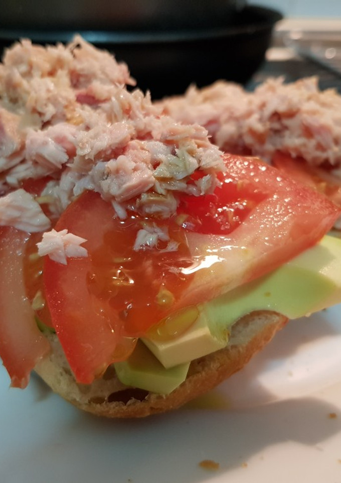 Una foto de Tosta de atún con tomate y aguacate