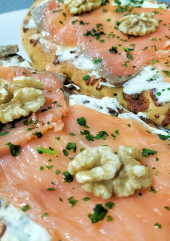 Una foto de Tosta de salmón