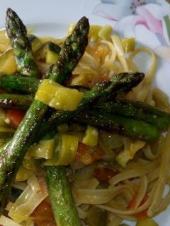 Una foto de Pasta con espárragos verdes y guindilla