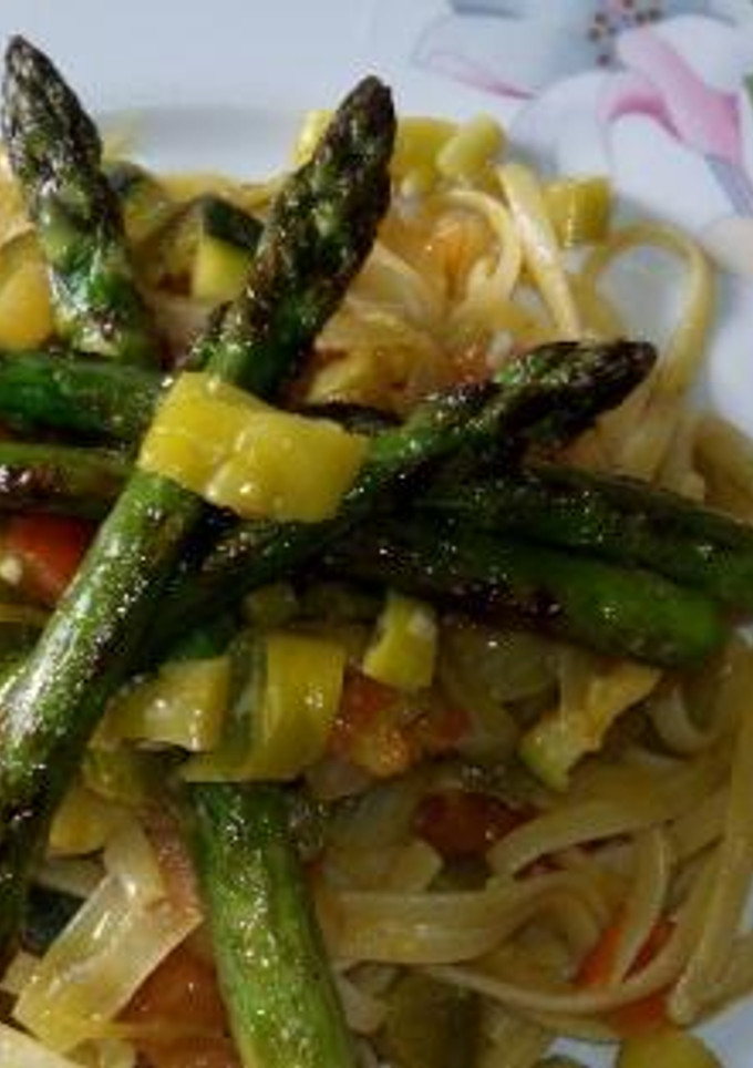 Una foto de Pasta con espárragos verdes y guindilla 