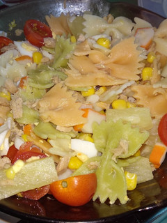 Una foto de Ensalada de pajaritas con vegetales