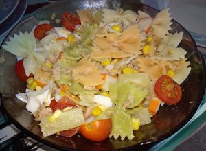 Una foto de Ensalada de pajaritas con vegetales