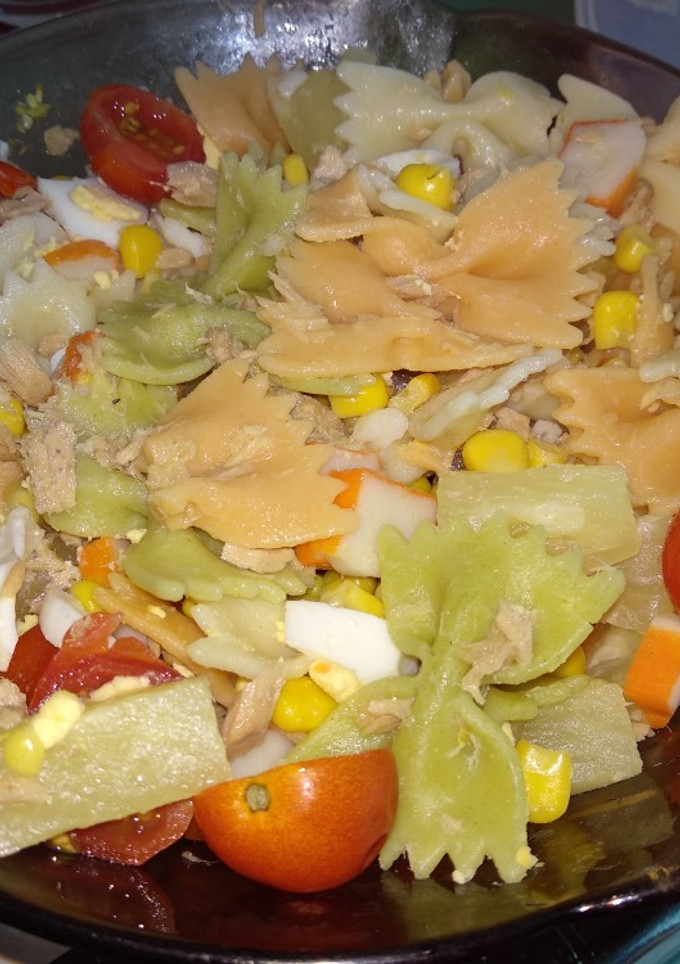 Una foto de Ensalada de pajaritas con vegetales