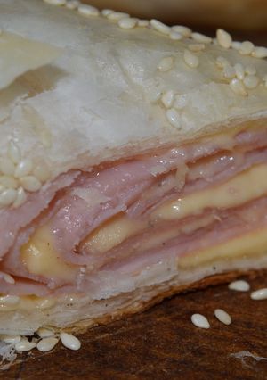 Una foto de Arrollado de jamón y queso