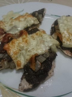 Una foto de Pechugas con paté de oliva y panceta