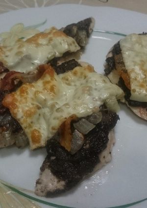 Una foto de Pechugas con paté de oliva y panceta