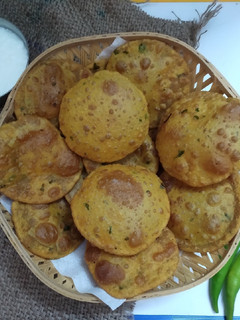 આલુ પૂરી (Aloo Puri Recipe In Gujarati) રેસીપી મુખ્ય ફોટો
