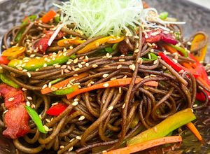 O poză a rețetei Tăieței prăjiți Soba cu porc și legume.