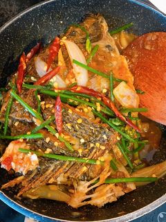 รูปของ ปลาทอดกรอบราดพริกขลุกขลิก🌶🐟 style by barbie👩🏼‍🍳