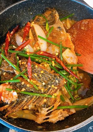 รูปของ ปลาทอดกรอบราดพริกขลุกขลิก🌶🐟 style by barbie👩🏼🍳