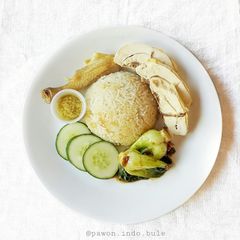 A picture of Hainanese Rice with rice cooker.