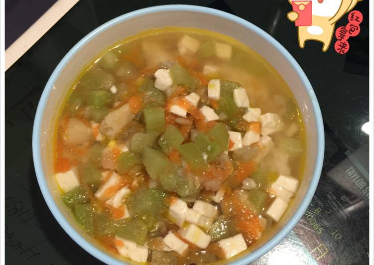 Soup labu siam , oyong , wortel , tahu sutra &amp; ikan dori
