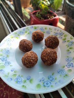A picture of Roti ladoo.