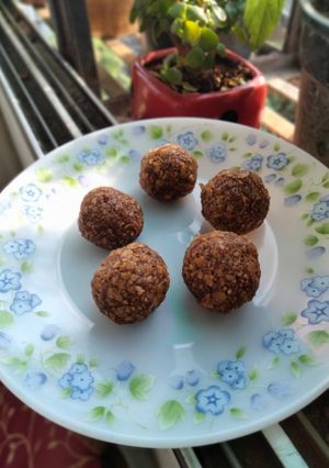 A picture of Roti ladoo.