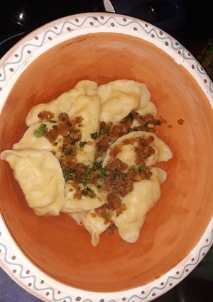 Фото Вареники с картошкой и шкварками.