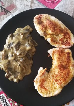 Una foto de Filetes de pavo al curry con guarnición de setas