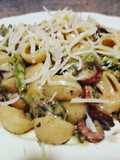 Coditos con salchichas y brócoli