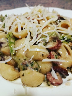 Una foto de Coditos con salchichas y brócoli