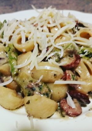 Una foto de Coditos con salchichas y brócoli