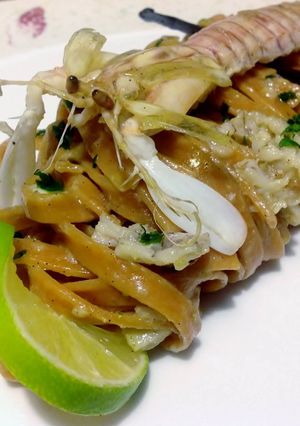 Foto di Tagliatelle al peperoncino, con canocchie, bacca di vaniglia e zenzero