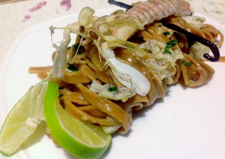 Tagliatelle al peperoncino, con canocchie, bacca di vaniglia e zenzero