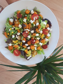 Una foto de Ensalada de tomates cherry, melocotones y queso feta