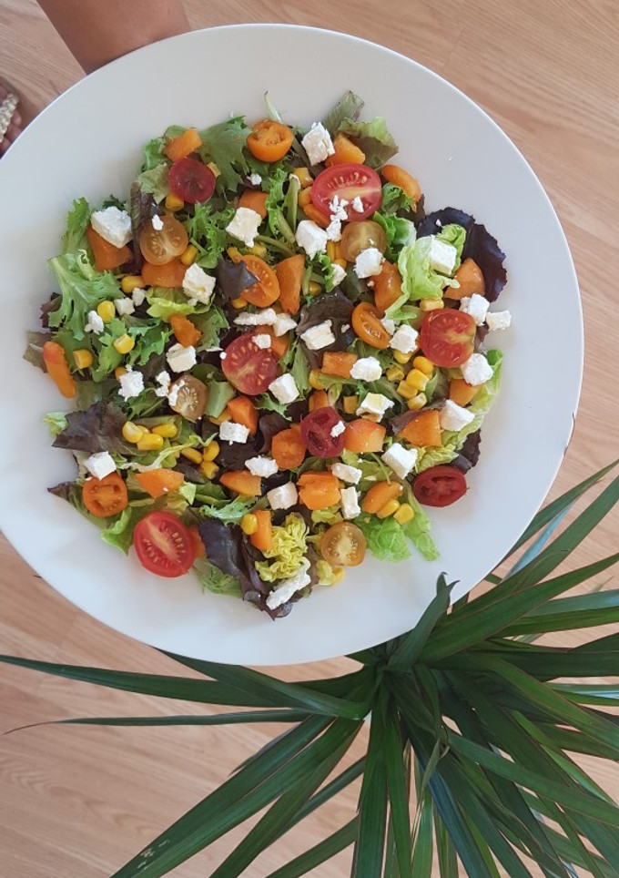 Una foto de Ensalada de tomates cherry, melocotones y queso feta