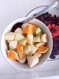Una foto de Gachas de avena con chocolate y ensalada de frutas