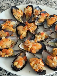 Una foto de Mejillones con pimiento rojo