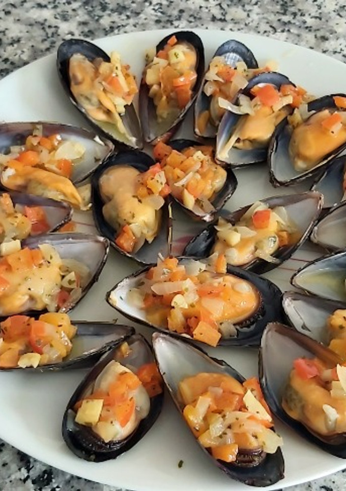 Una foto de Mejillones con pimiento rojo
